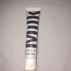 Milk makeup eye pigment.